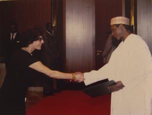 Registro da cerimônia de entrega das credenciais da embaixadora brasileira Ana Candida Perez ao então presidente da Nigéria Umaru Musa Yar'Adua.